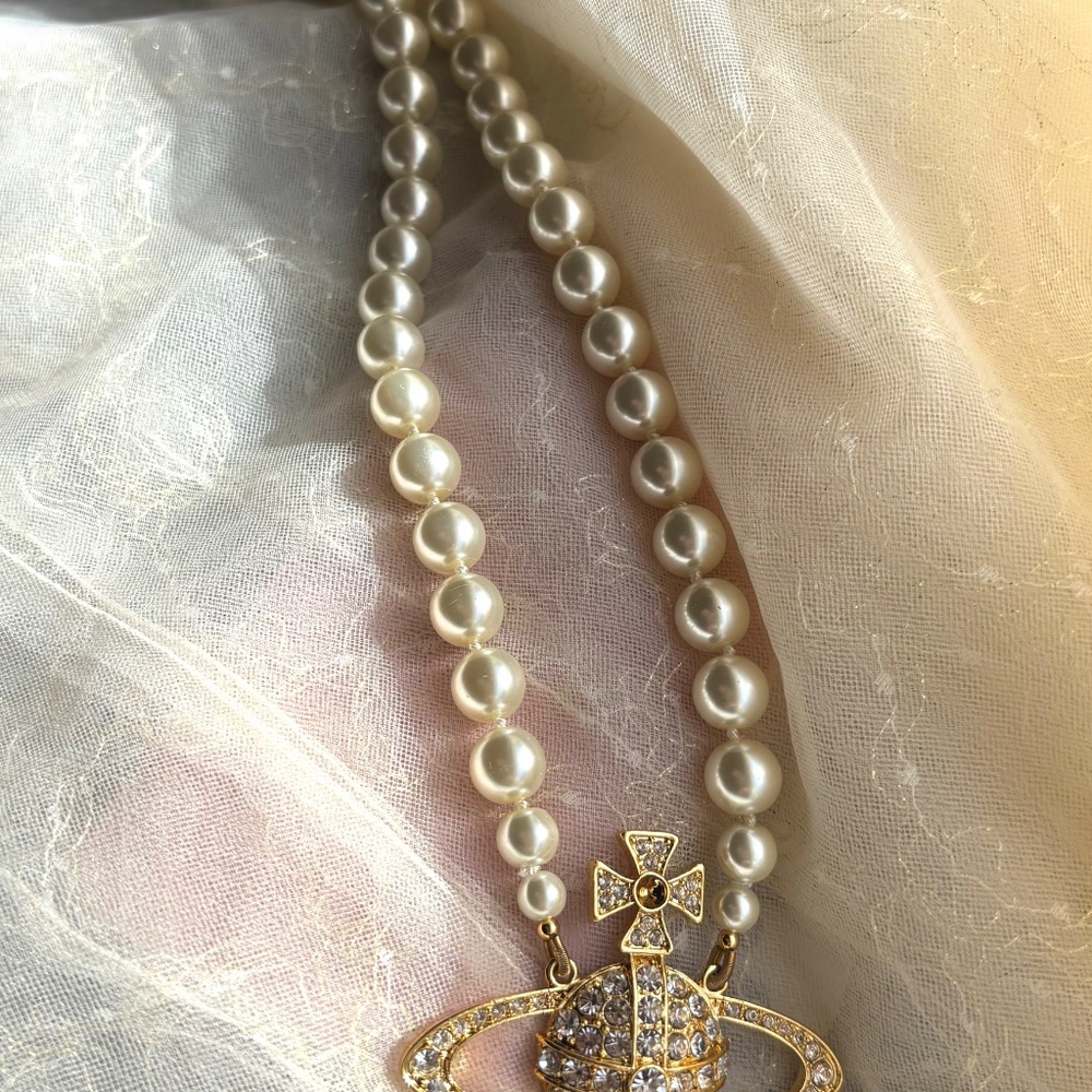 Vivienne Westwood Jumbo Pearl Saturn Orb Gold Austrian Crystal Necklace - Picture 10 of 12